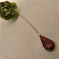 Draabeformet-rav-vedhaeng-i-guldfarvet-metalkæde-retro-smykke